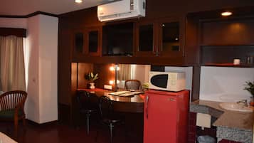 Deluxe Room | Mini-refrigerator