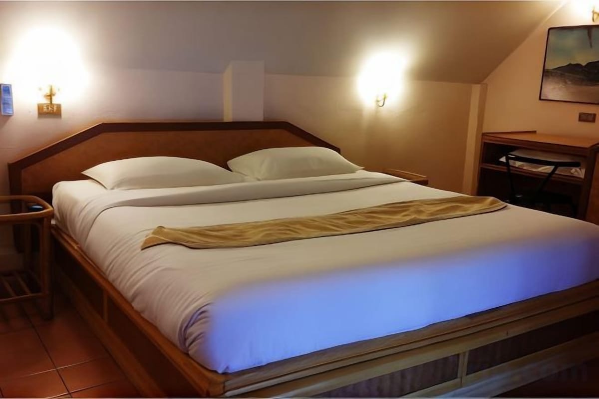 Premium bedding, in-room safe, desk, soundproofing