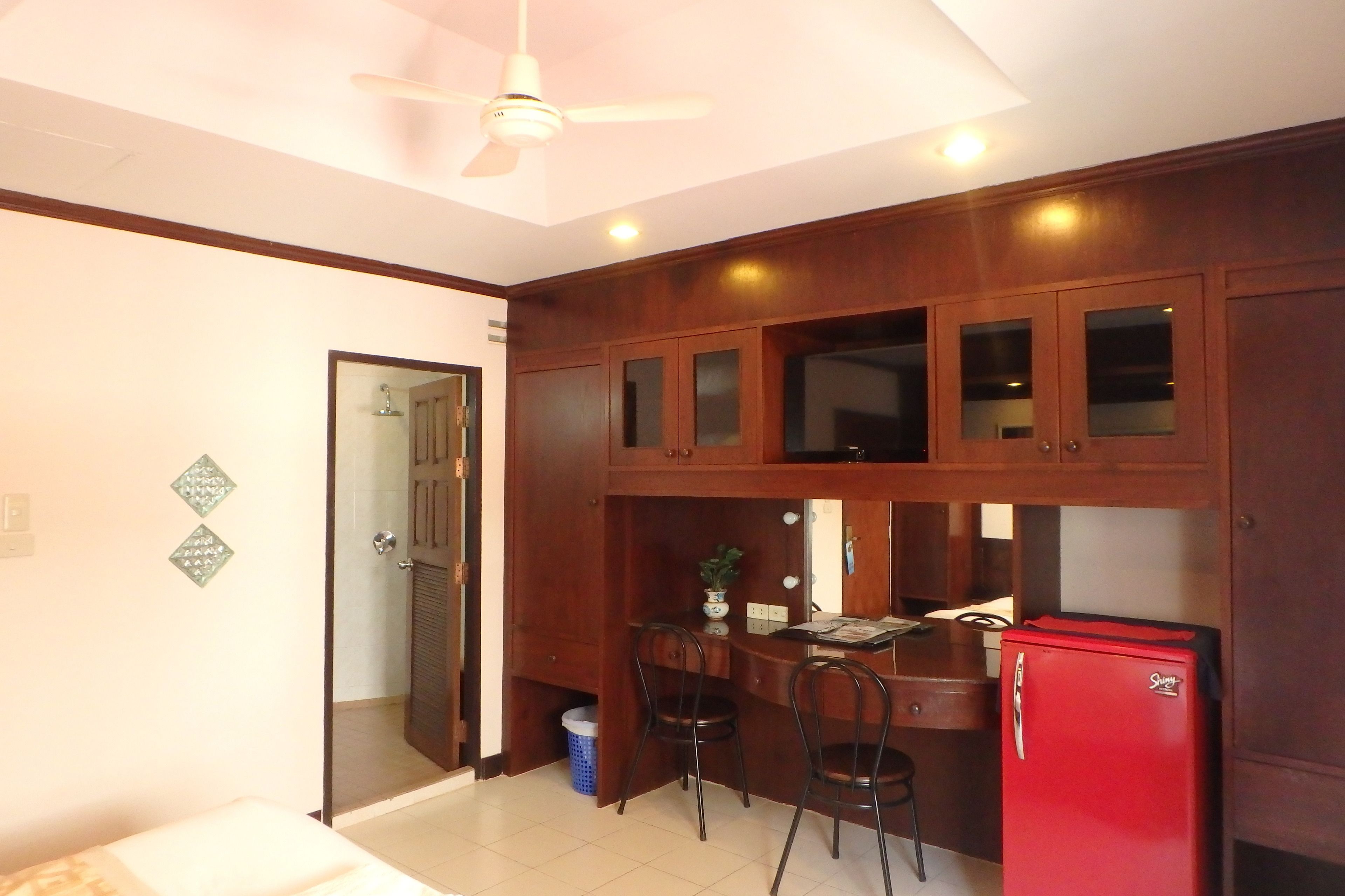deluxe room | living area | flat-screen tv