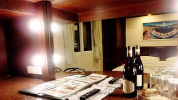 Luxe beddengoed, een kluis op de kamer, een bureau, geluiddichte muren
