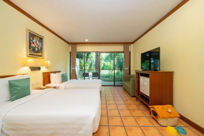 Minibar, Zimmersafe, Schreibtisch, Verdunkelungsvorhänge