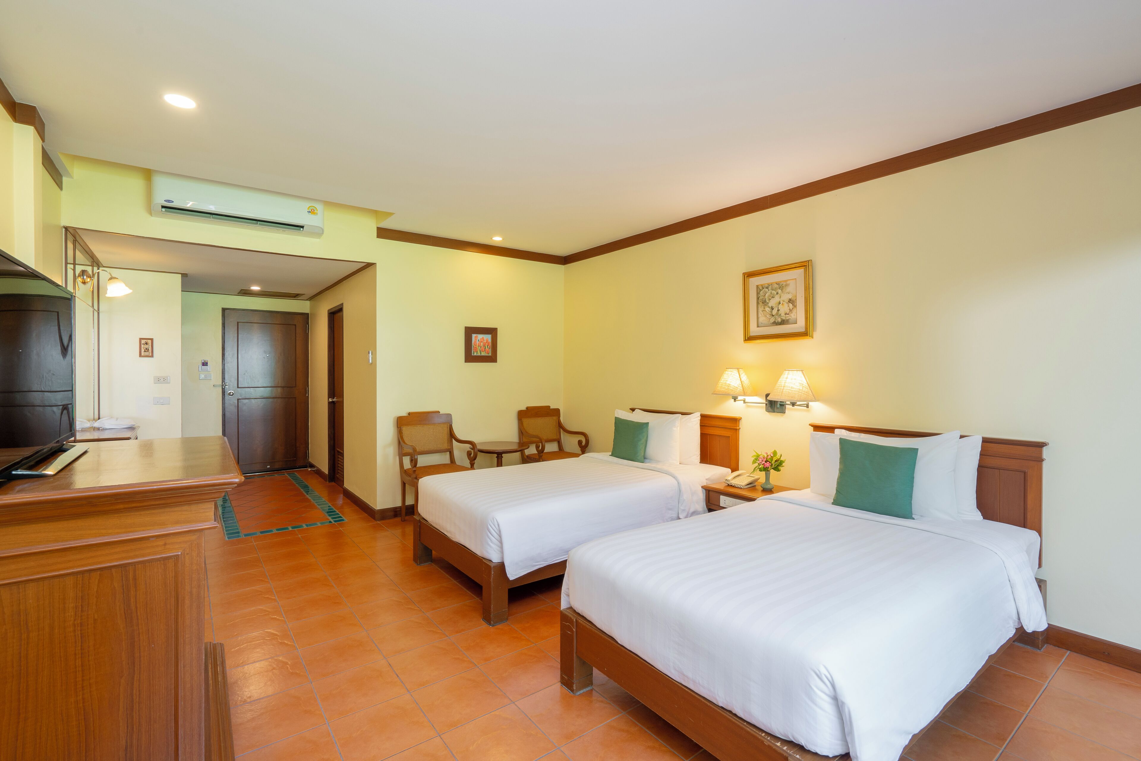 Garden Deluxe | Minibar, in-room safe, desk, blackout curtains