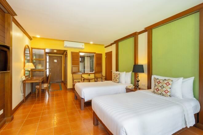 Minibar, Zimmersafe, Schreibtisch, Verdunkelungsvorhänge