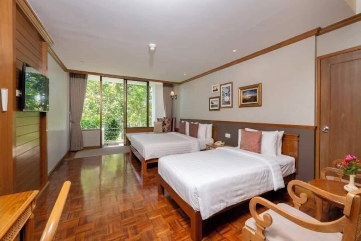 Minibar, Zimmersafe, Schreibtisch, Verdunkelungsvorhänge