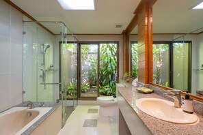 Villa Deluxe | Baño | Ducha y bañera combinadas y artículos de higiene personal gratuitos