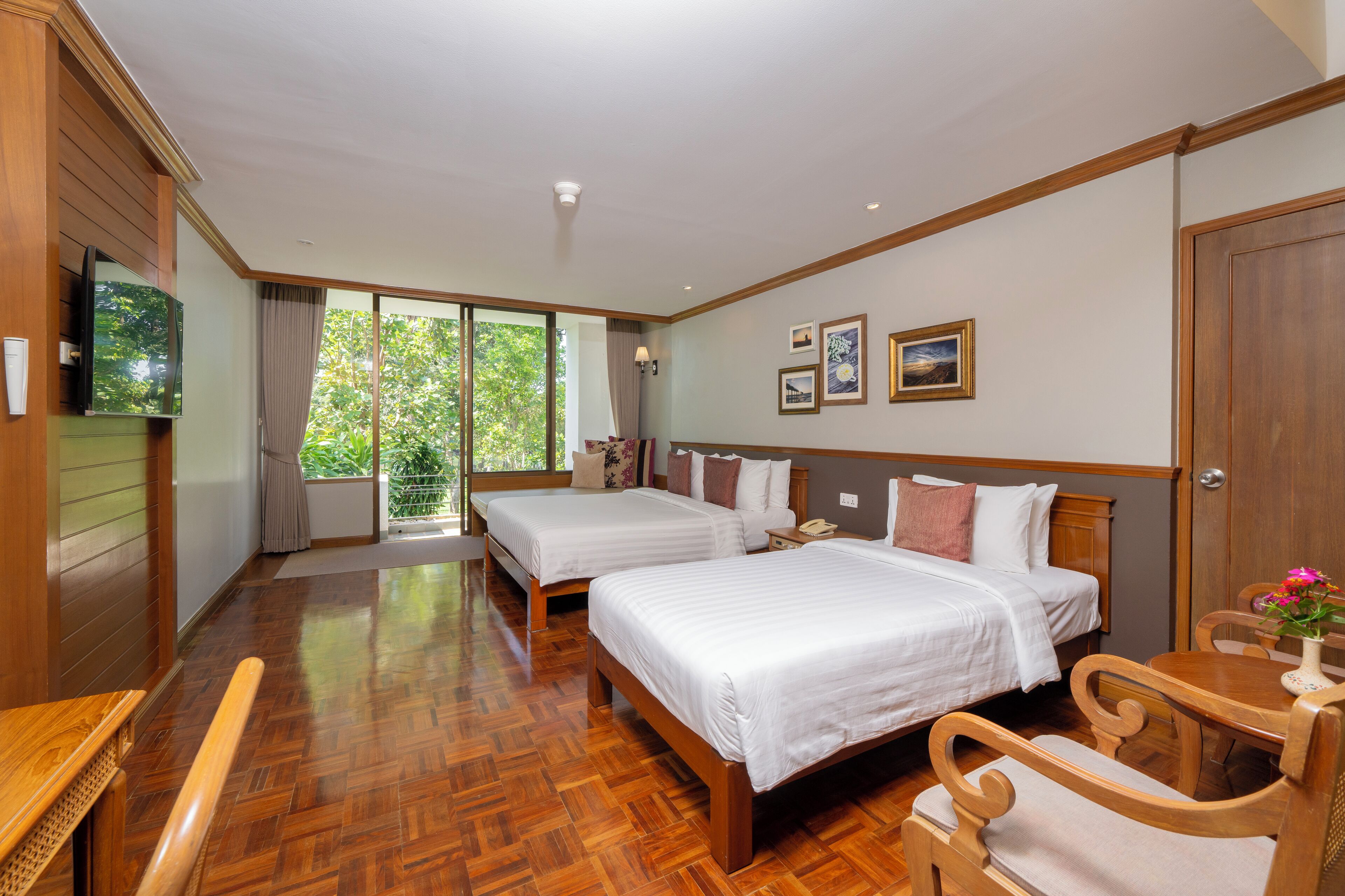 Riverside Deluxe Family | Minibar, in-room safe, desk, blackout curtains