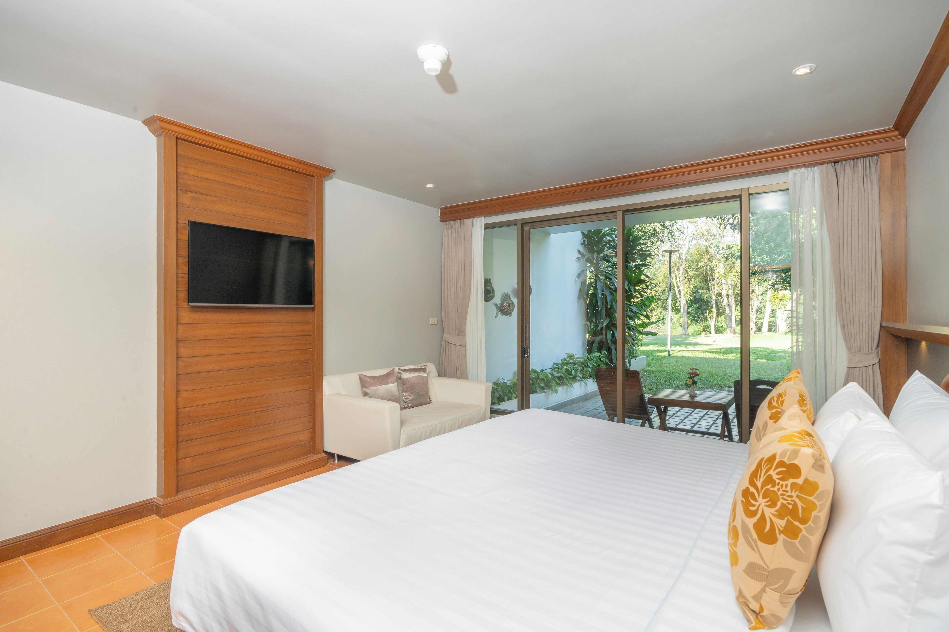 Minibar, caja de seguridad en la habitación y escritorio 