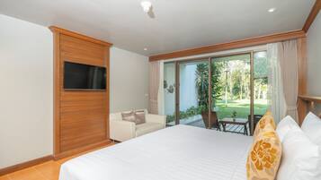 Riverside Deluxe | Minibar, in-room safe, desk, blackout drapes