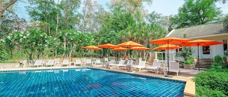 Kolam renang outdoor, dengan payung kolam renang dan kursi berjemur