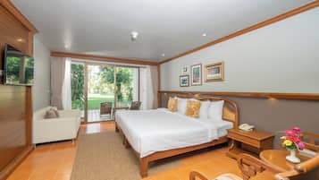 Riverside Deluxe | Minibar, in-room safe, desk, blackout drapes