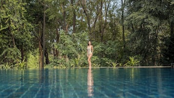 Kolam renang outdoor, dengan payung kolam renang dan kursi berjemur