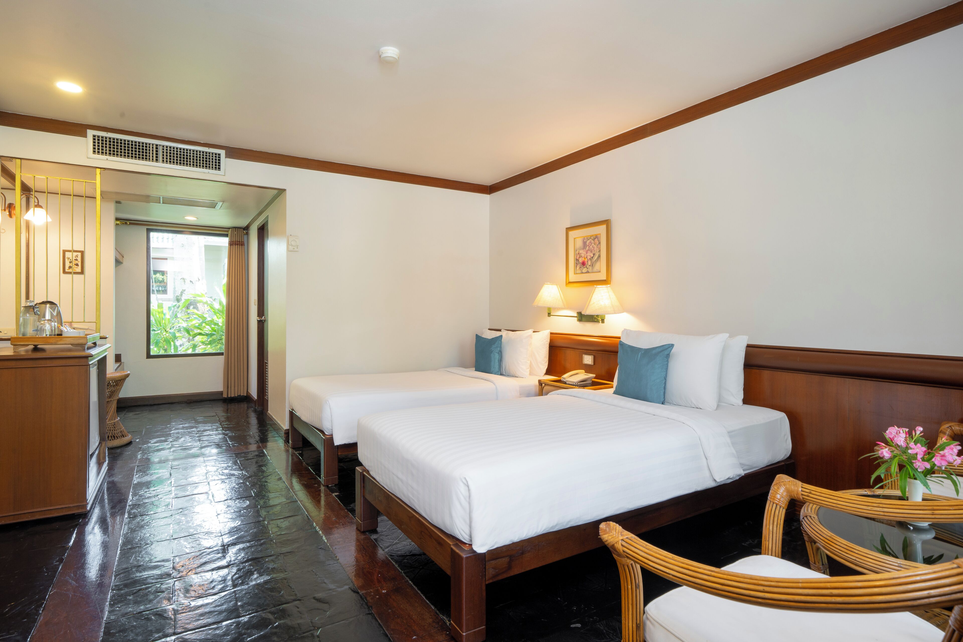 Garden Superior | Minibar, in-room safe, desk, blackout curtains