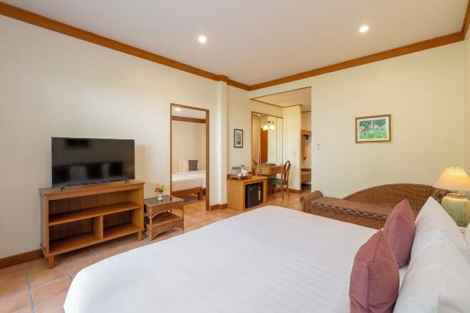 Minibar, Zimmersafe, Schreibtisch, Verdunkelungsvorhänge