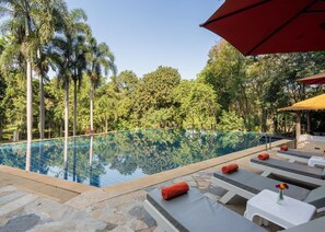 Outdoor pool, pool umbrellas, pool loungers - Comsaed River Kwai Resort (Kanchanaburi)