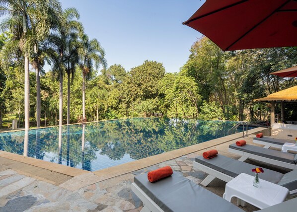 Outdoor pool, pool umbrellas, sun loungers - Comsaed River Kwai Resort (Kanchanaburi)