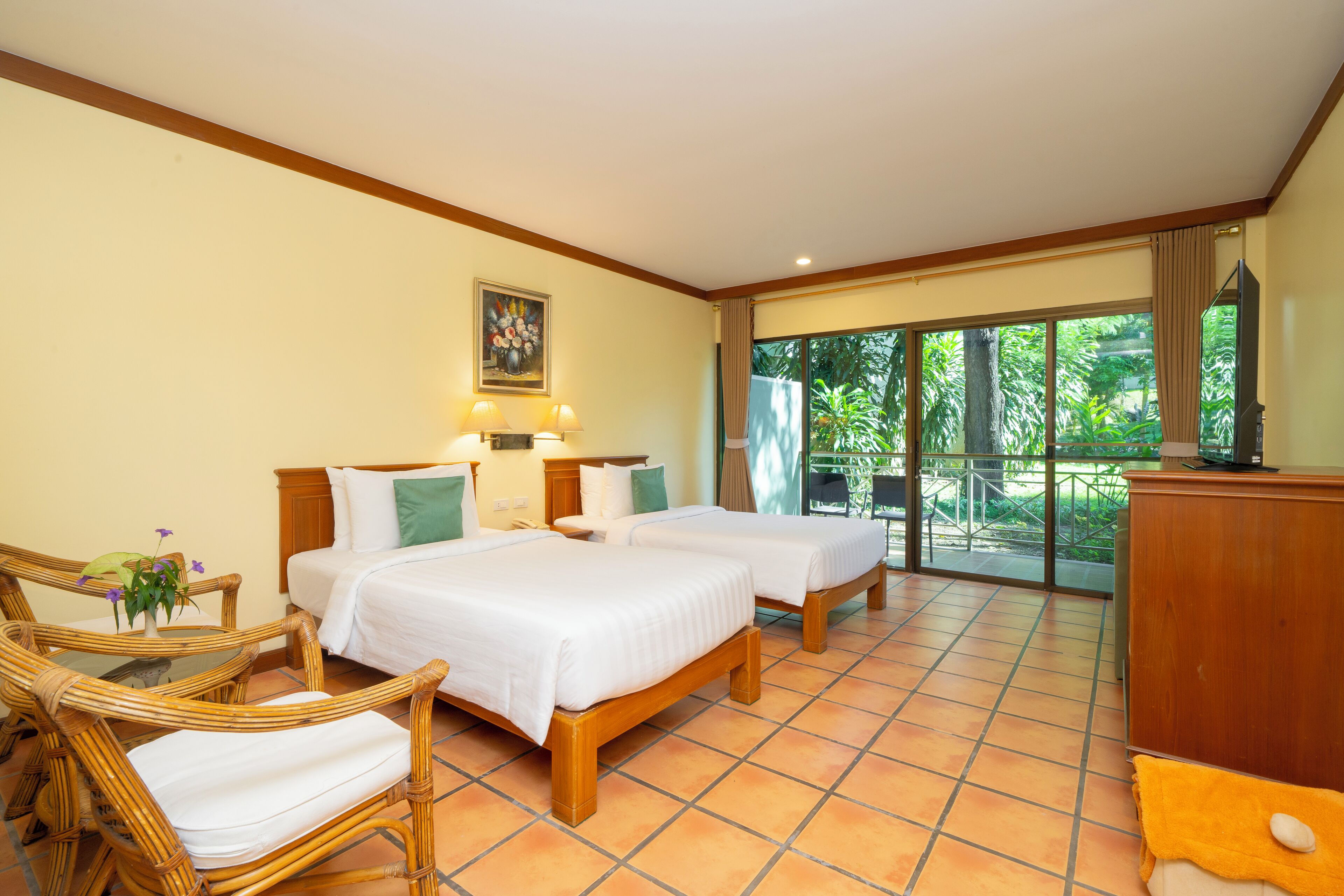 Garden Deluxe - Pet Friendly | Minibar, in-room safe, desk, blackout curtains