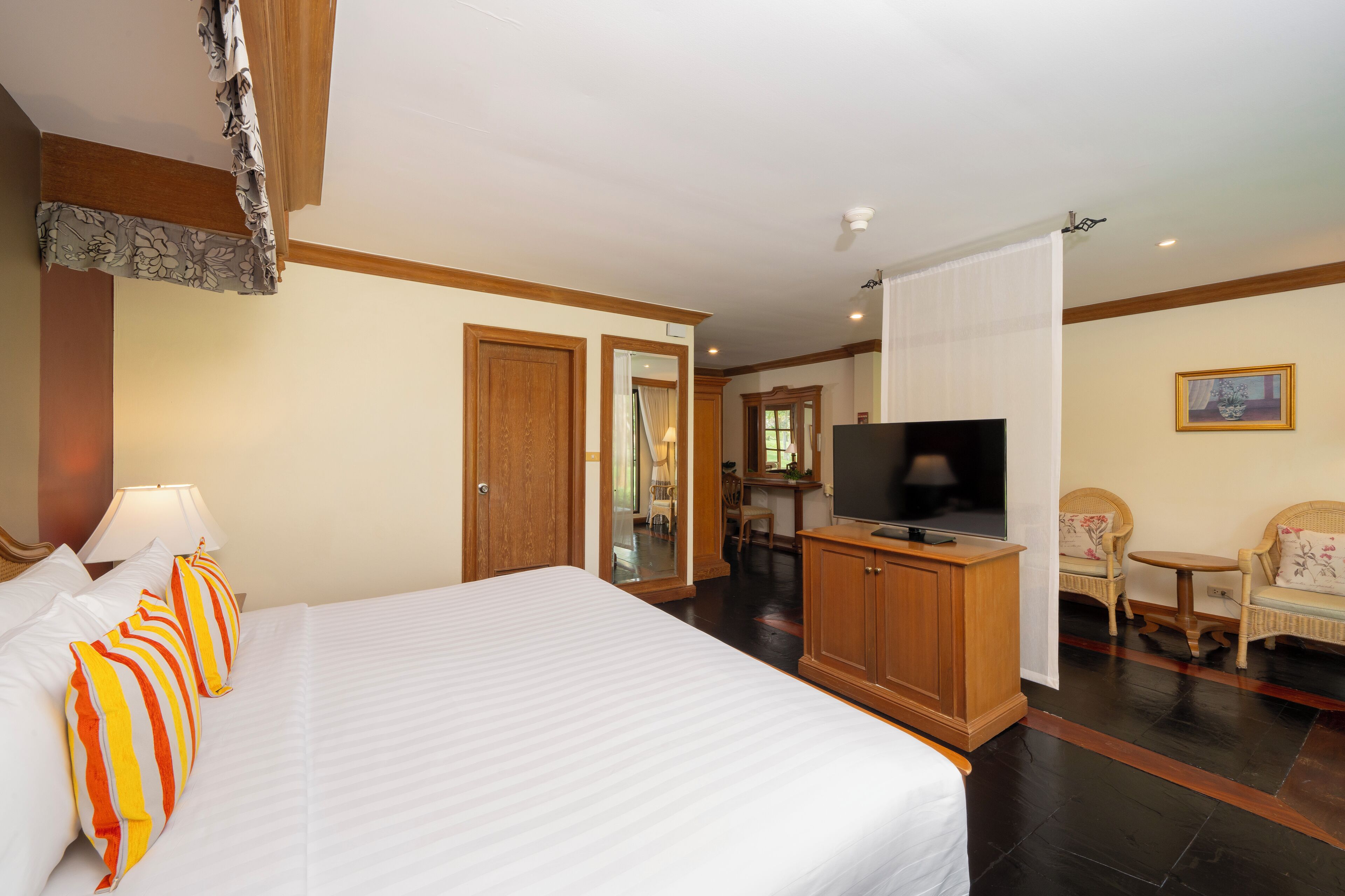 Riverside Suite | Minibar, in-room safe, desk, blackout curtains