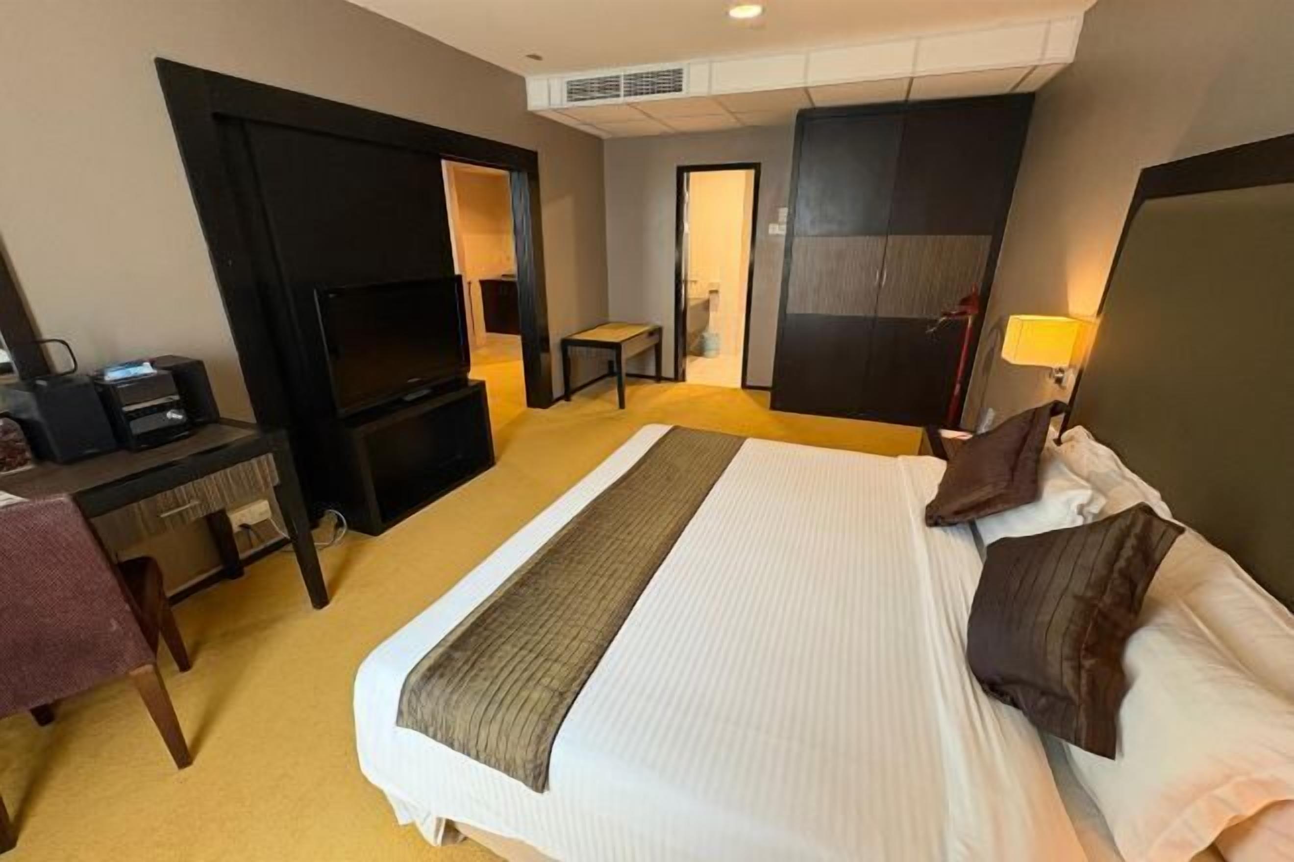 Minibar, bàn, màn/rèm cản sáng, bàn ủi/dụng cụ ủi quần áo 