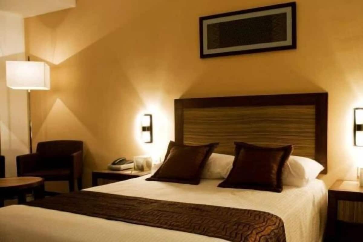 Minibar, una scrivania, tende oscuranti, ferro/asse da stiro