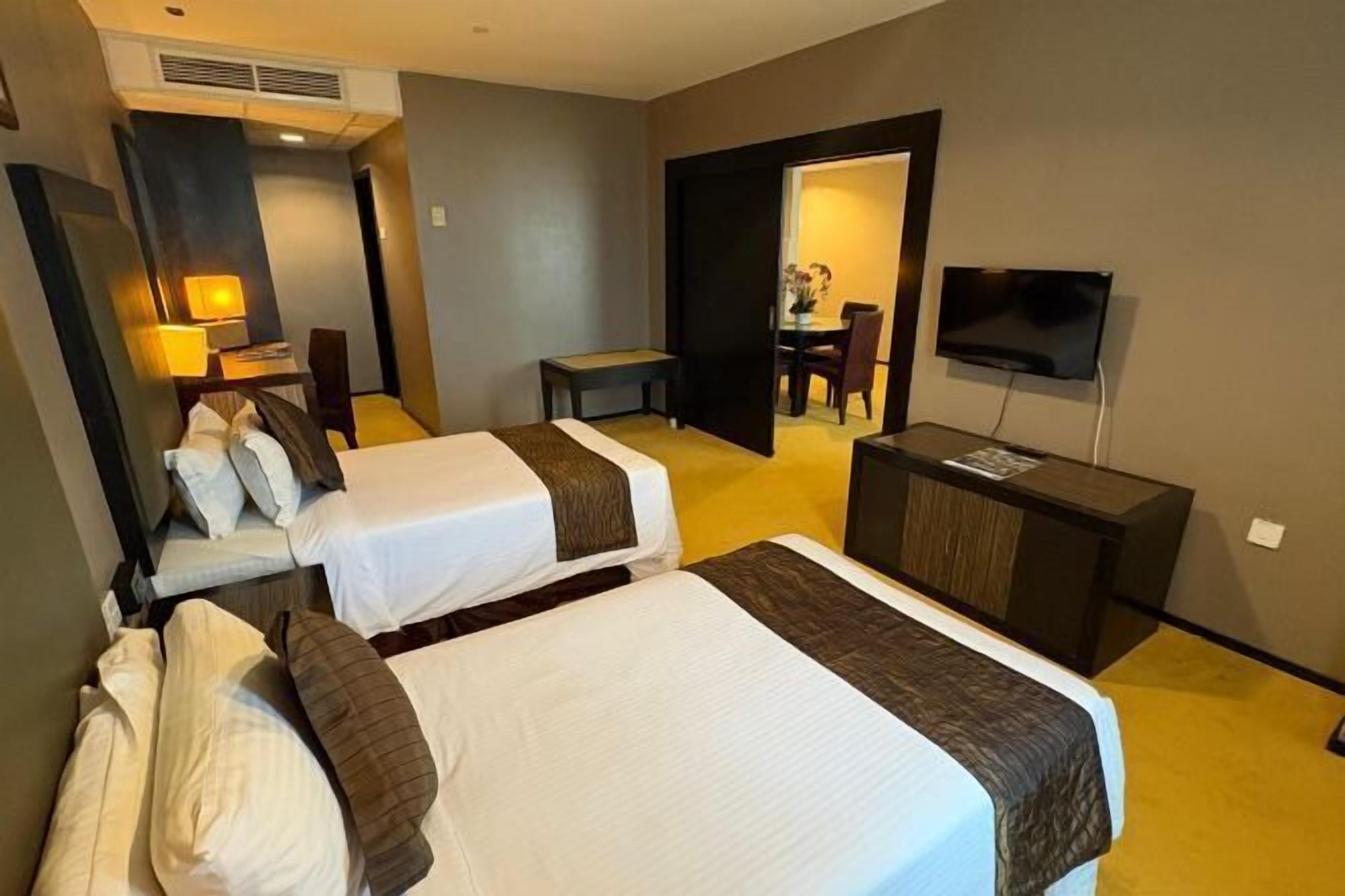 Bar mini, meja, langsir/tirai gelap terus, seterika/papan seterika 