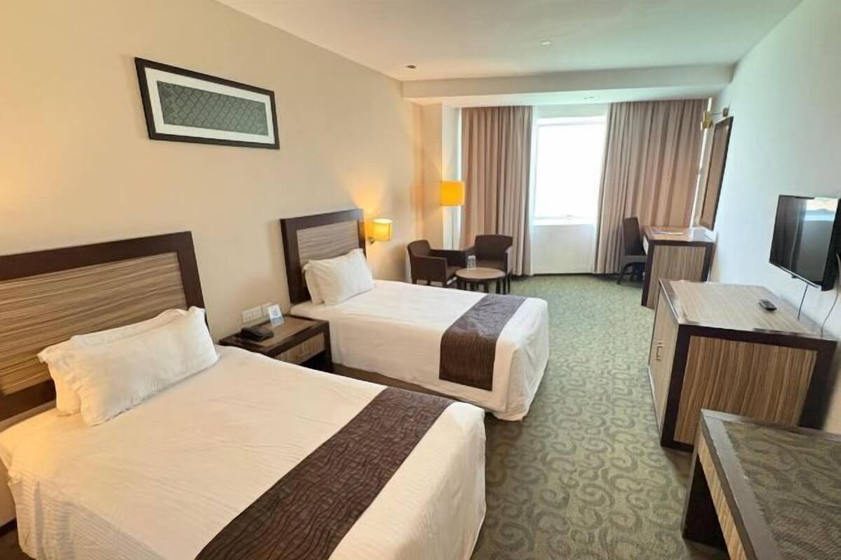 Minibar, meja kerja, tirai kedap cahaya, dan setrika/meja setrika