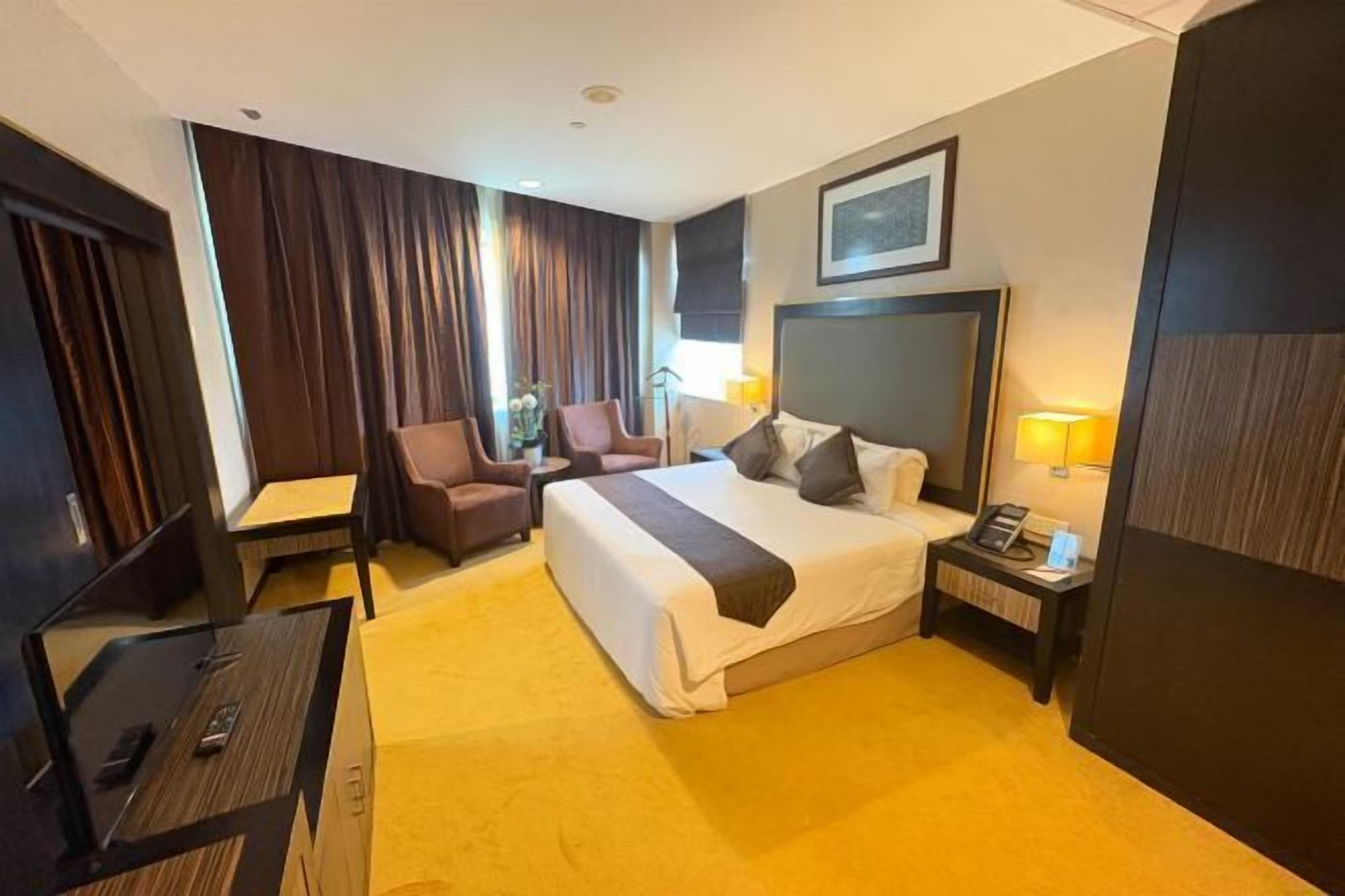 Minibar, bàn, màn/rèm cản sáng, bàn ủi/dụng cụ ủi quần áo 