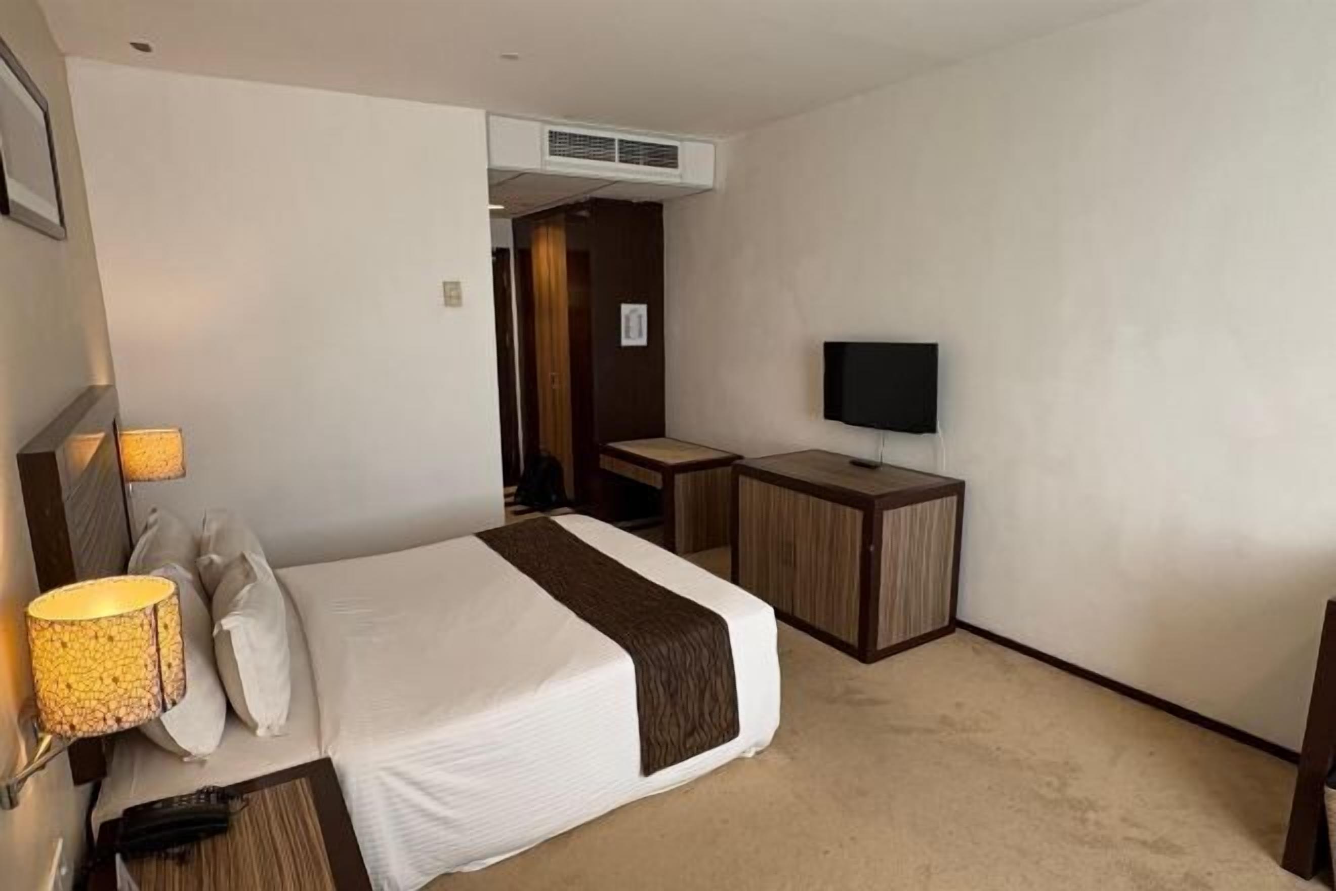 Bar mini, meja, langsir/tirai gelap terus, seterika/papan seterika 