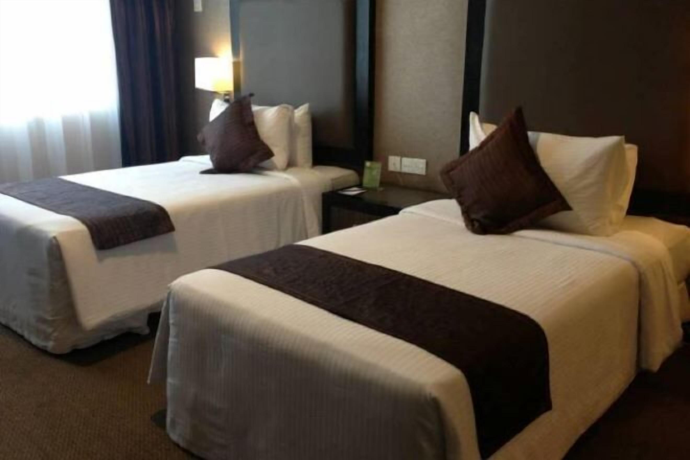 Bar mini, meja, langsir/tirai gelap terus, seterika/papan seterika 