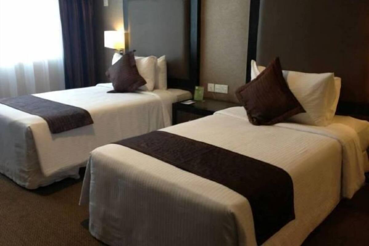 Bar mini, meja, langsir/tirai gelap terus, seterika/papan seterika