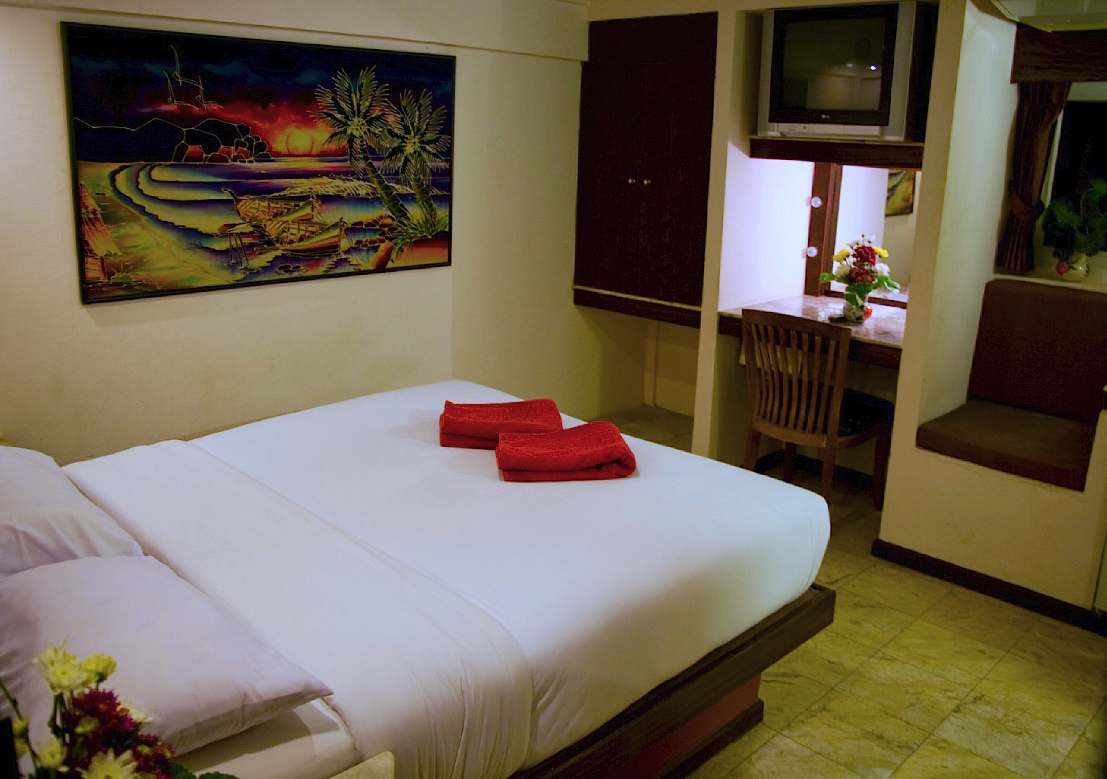 standard room | premium bedding, in-room safe, desk, soundproofing