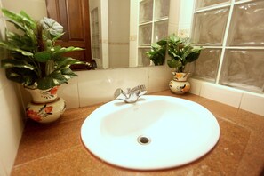 Een douche, een hydromassagedouche, gratis toiletartikelen
