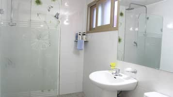 Family Double Room | Bathroom | Shower, hair dryer