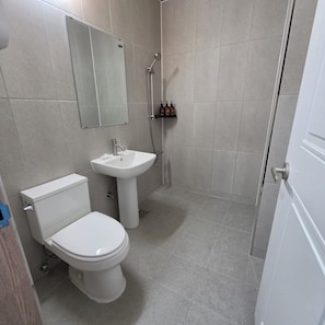 Shower, hair dryer, slippers, towels - Island Motel (Yeosu)