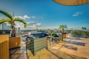 2 Bedrooms Penthouse 888 | Balcony - Fields Plaza Hotel (Angeles City)