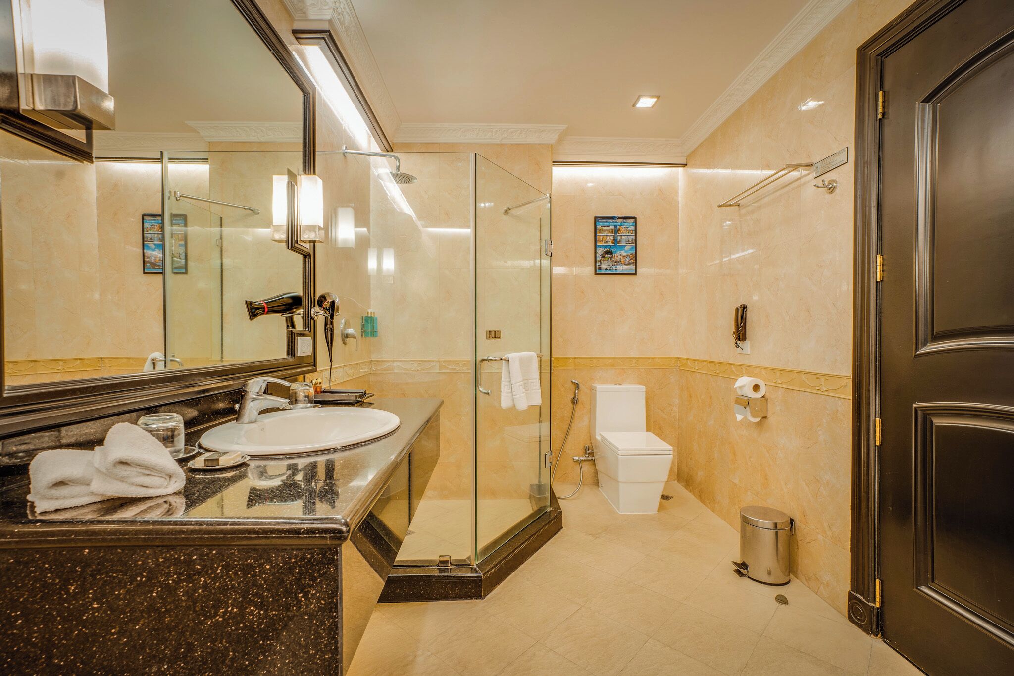 Une salle de bain moderne avec une douche à parois de verre, un lavabo blanc et des toilettes.