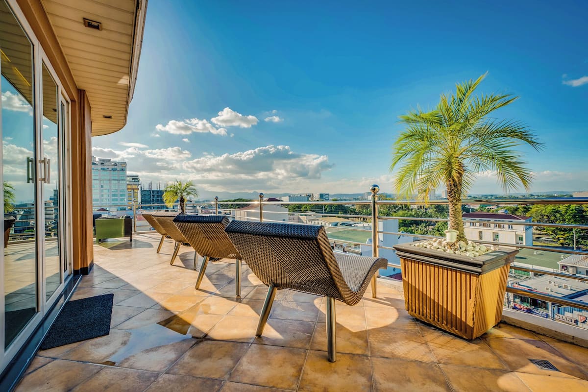 Penthouse, 2 slaapkamers, balkon, uitzicht op stad | Balkon