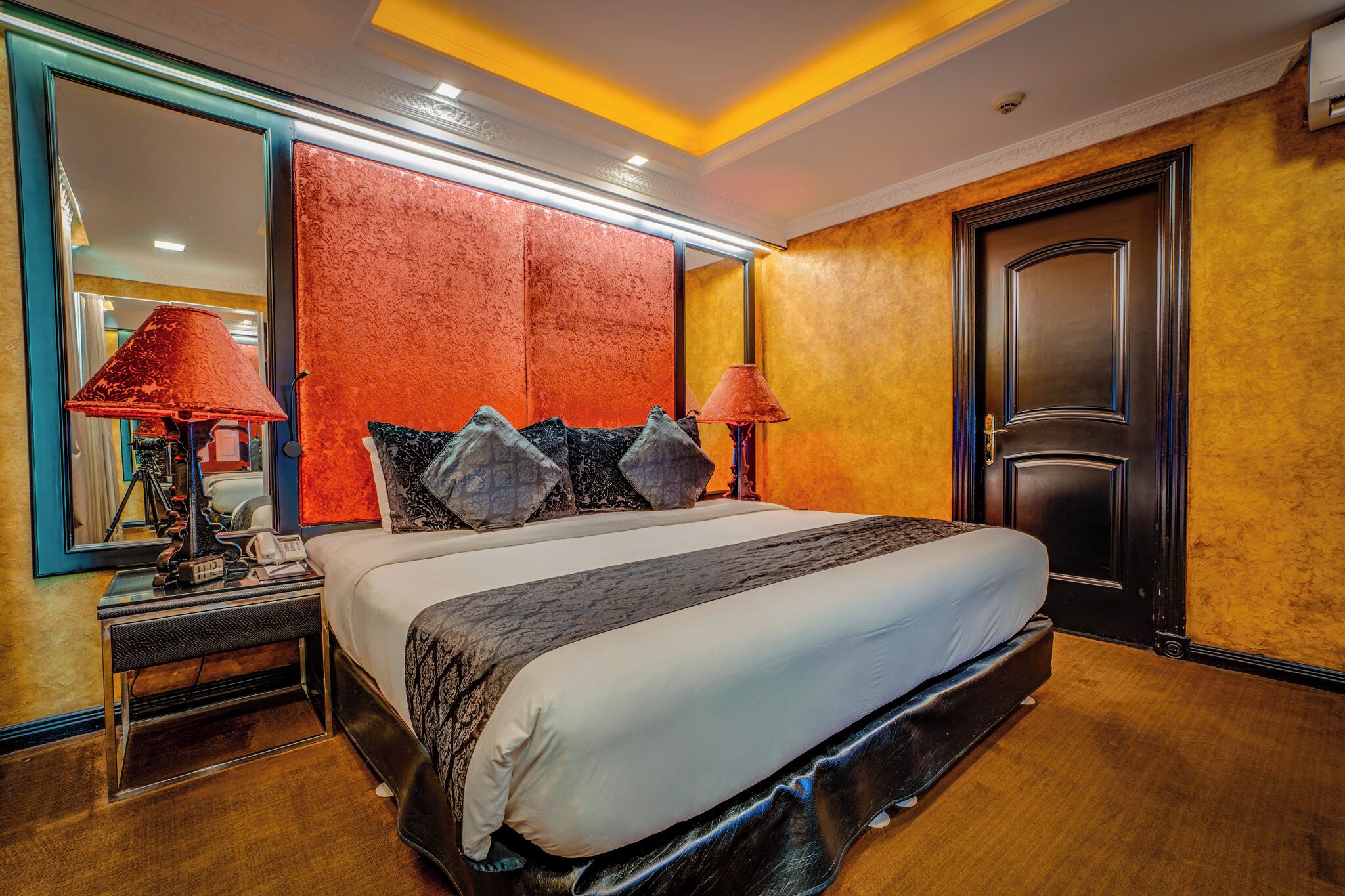 객실 내 금고, 책상, 노트북 작업 공간, 암막 커튼