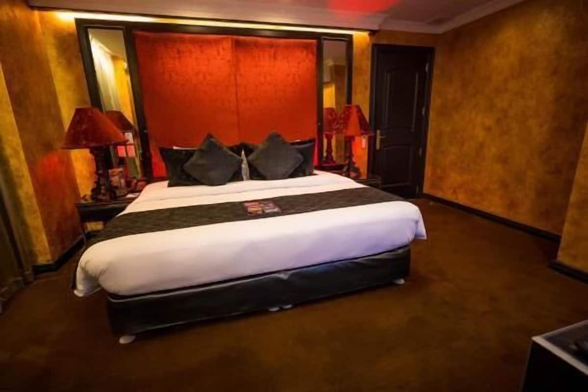 In-room safe, laptop workspace, blackout drapes, soundproofing