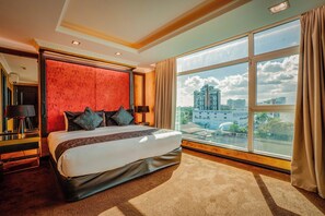 Suite – executive, 2 soverom | Safe på rommet, skrivebord for bærbar PC og blendingsgardiner