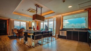 Una cocina moderna con barra, ventanas amplias y vistas a la ciudad.