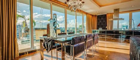Penthouse, 2 habitaciones, balcón, vista a la ciudad | Servicio a la habitación