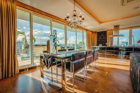 2 Bedrooms Penthouse 888 | In-room dining