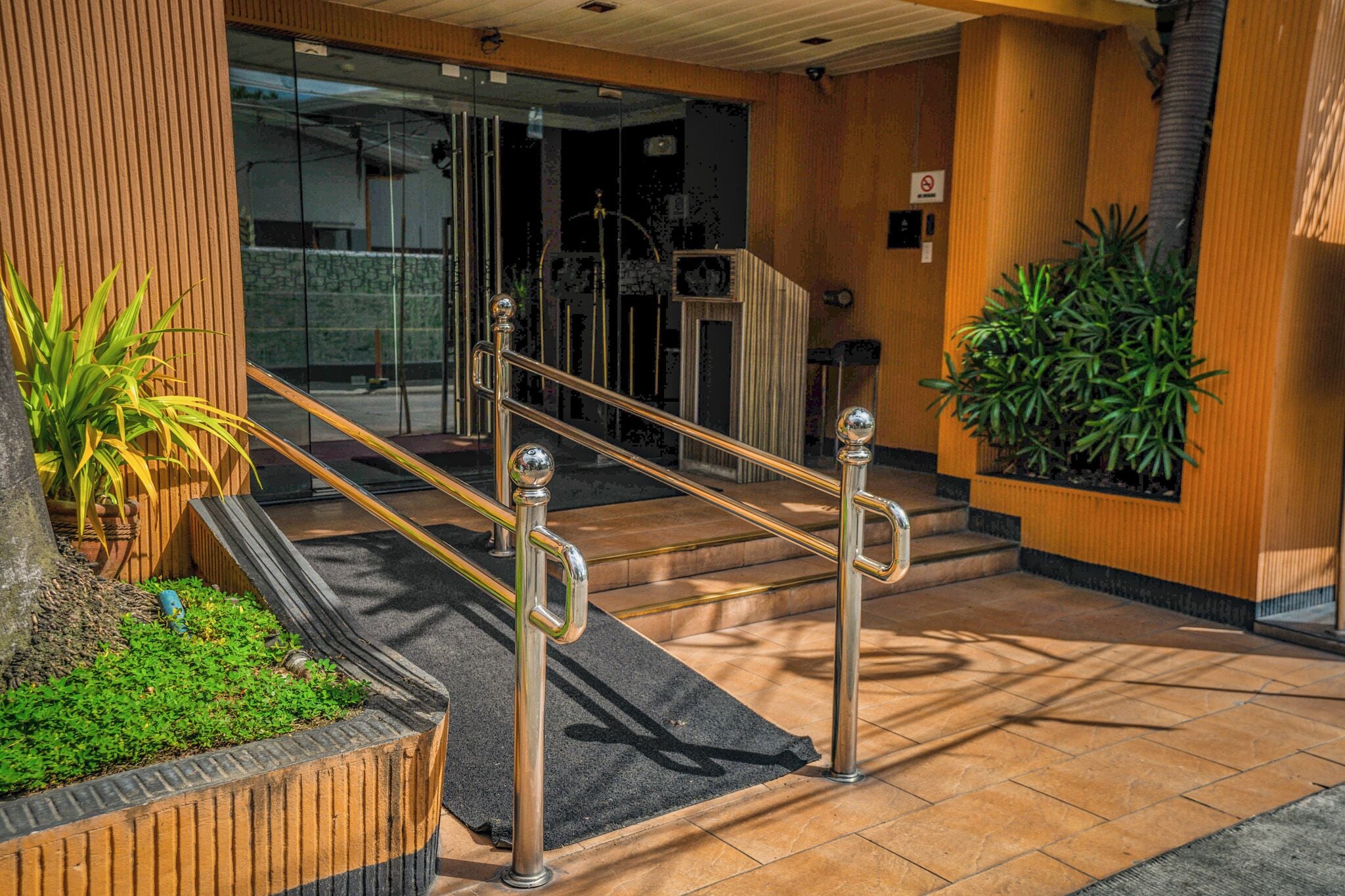 Pintu masuk properti