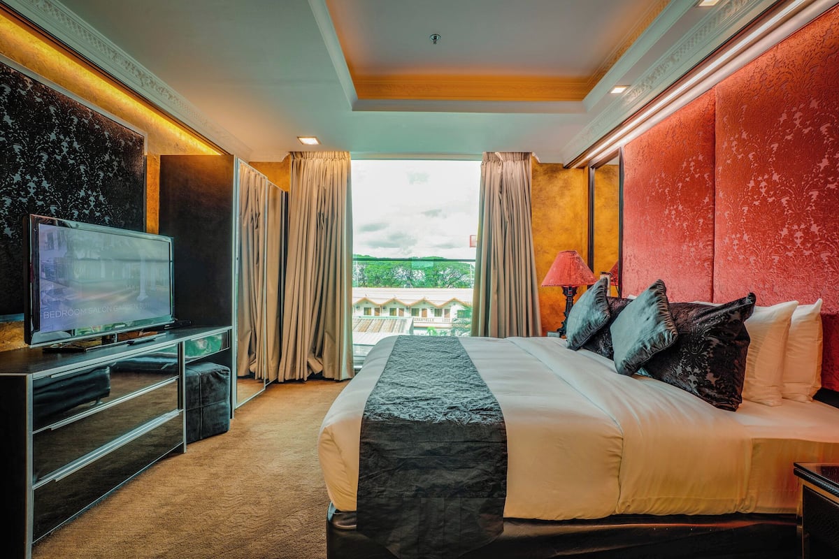 2 bedrooms, in-room safe, laptop workspace, blackout drapes