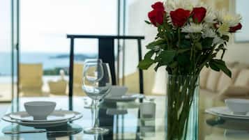 Room, 3 Bedrooms | In-room dining