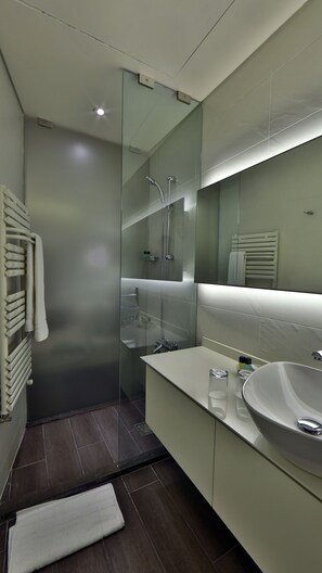 Standard Junior Suite | 욕실 | 샤워 시설, 무료 세면용품, 헤어드라이어, 슬리퍼
