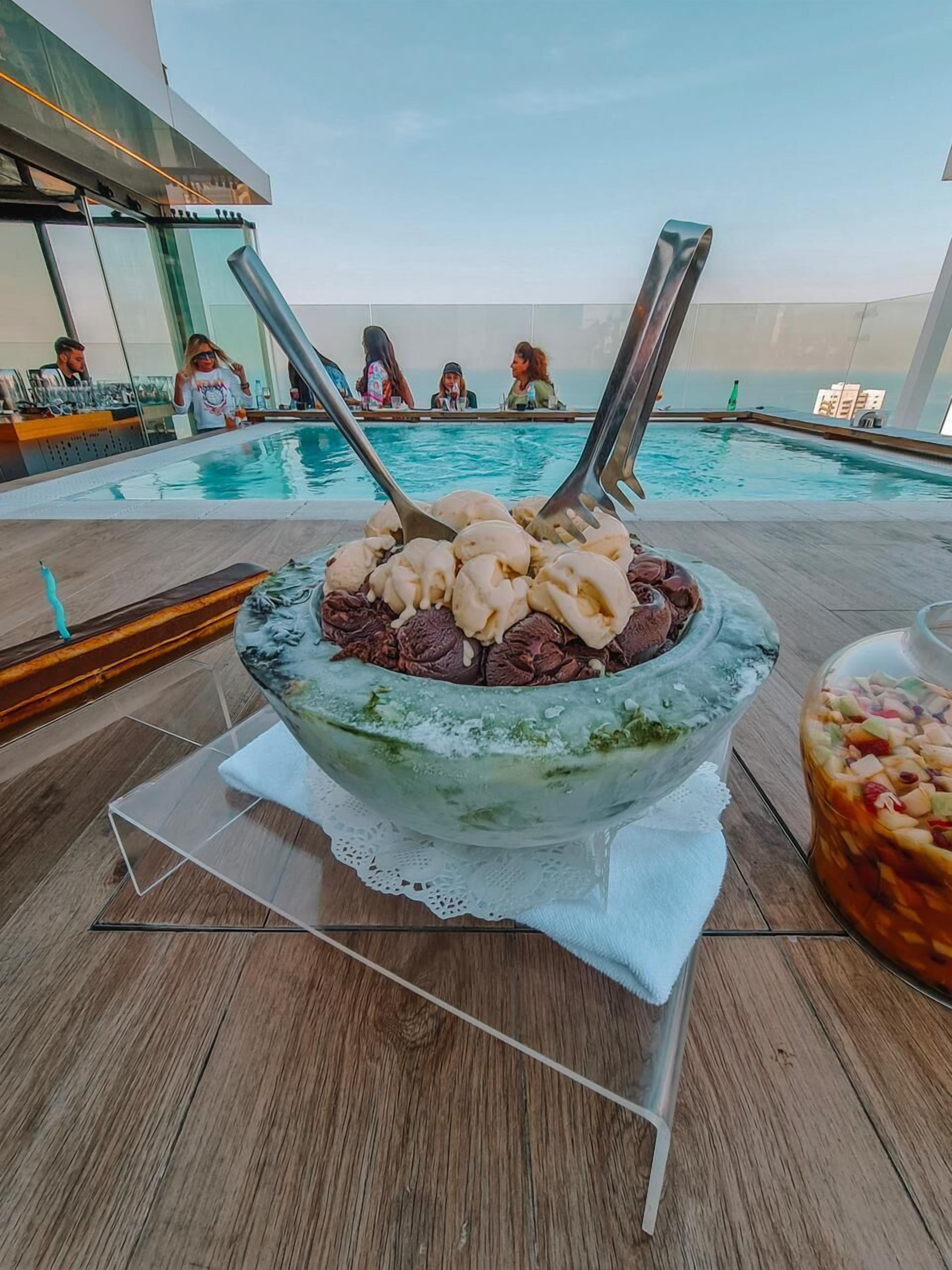 Una piscina al aire libre de temporada