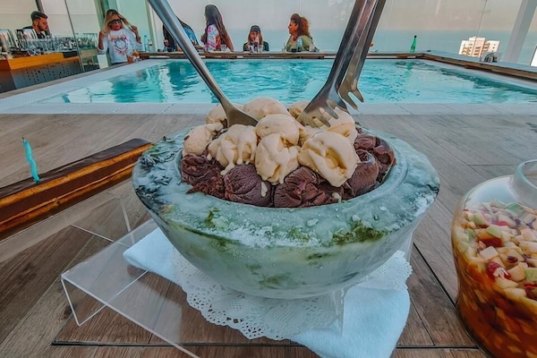 Una piscina al aire libre de temporada