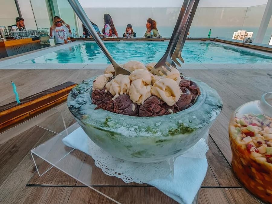 Una piscina al aire libre de temporada