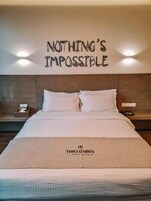 Minibar, caja de seguridad en la habitación y escritorio 